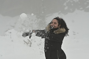 Κοπέλα που παίζει χιονοπόλεμο
