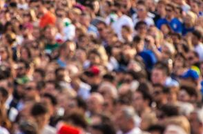 Eurostat: Η μέση ηλικία του πληθυσμού στην Ευρωπαϊκή Ένωση αυξήθηκε από το 2014 κατά 2,2 χρόνια κατά μέσο όρο και κατά 4 χρόνια στην Ελλάδα