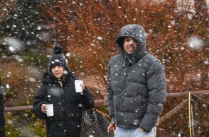 Πολίτες εν μέσω χιονόπτωσης