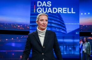 Διαδήλωση στον τόπο κατοικίας της αρχηγού του κόμματος AfD, Αλίς Βάιντελ - Προεκλογικό ζήτημα στη Γερμανία η επιλογή της να ζει στην Ελβετία