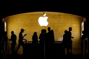 ΗΠΑ: Η Apple υπόσχεται επενδύσεις 500 δισ. δολαρίων μέσα στα επόμενα 4 χρόνια - Χρηματοδοτεί νέα πρότζεκτ και προχωρά σε προσλήψεις 20.000 επιπλέον υπαλλήλων