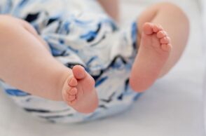 Γαλλία: Μια 18χρονη Αμερικανίδα τουρίστρια πέταξε από το παράθυρο ξενοδοχείου στο Παρίσι το νεογέννητό της - Τέθηκε υπό κράτηση 