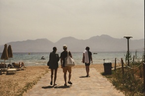 Πολίτες σε παραλία στην Κρήτη