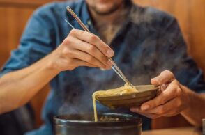 Κινέζοι καλοφαγάδες παρίσταναν τους πενθούντες για να δοκιμάσουν τα νουντλς ενός γραφείου τελετών - Φρενίτιδα από τους foodies των κοινωνικών δικτύων