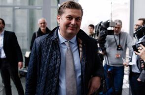 Η Εναλλακτική για τη Γερμανία-AfD επανεντάσσει δύο πολιτικούς που είχαν απομακρυνθεί λόγω δηλώσεων σχετικών με τους ναζί - Νέες αντιδράσεις κατά της ακροδεξιάς