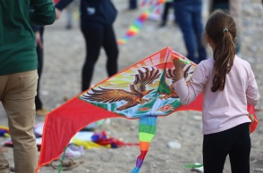 Κοριτσάκι κρατάει χαρταετό την Καθαρά Δευτέρα