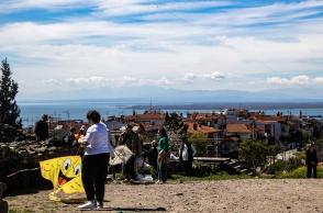 Πολίτες μαζεμένοι για το πέταγμα του χαρταετού
