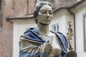 Παρουσιάστηκε στη Ρώμη το γλυπτό με τη μορφή της Μαρίας Κάλλας - Δημιουργία του διεθνούς φήμης Έλληνα γλύπτη Νίκου Φλώρου