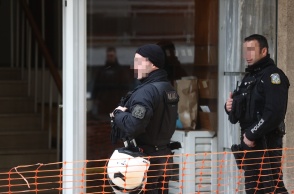 Αστυνομικοί έξω από το σπίτι της δολοφονίας στο Παγκράτι