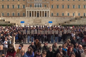 Νέοι σχηματίζουν υψώνοντας πλακάτ τη φράση «Δεν έχω οξυγόνο» μπροστά από τη Βουλή