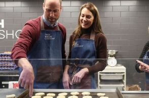 Ο πρίγκιπας Ουίλιαμ και η πριγκίπισσα Κέιτ Μίντλετον δοκιμάζουν τις ικανότητές τους στη ζαχαροπλαστική κατά την επίσκεψή τους σε πλημμυρόπληκτη κοινότητα 