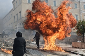 Επεισόδια τώρα στο Σύνταγμα - Μολότοφ, πέτρες και φωτιές