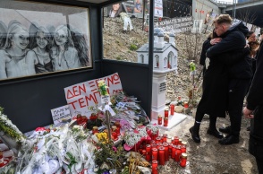 Εικόνα από το τρισάγιο στον τόπο του πολύνεκρου δυστυχήματος στα Τέμπη