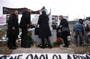 Τέμπη: Συγκίνηση στο τρισάγιο για τα 57 θύματα στο σημείο του δυστυχήματος 