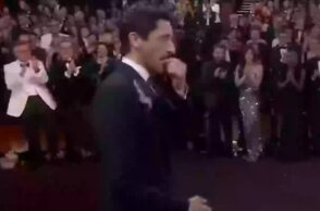 Η στιγμή που ο Έντριαν Μπρόντι φτύνει την τσιχλίτσα του 