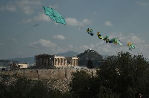 Καιρός: Καθαρά Δευτέρα με ενισχυμένους ανέμους, τοπικές βροχές και πτώση της θερμοκρασίας - Αναλυτική πρόγνωση από την ΕΜΥ