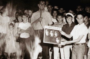Έφηβοι με τη βοήθεια ενηλίκων καίνε τους δίσκους των Beatles μετά τη δήλωση του Τζον Λένον