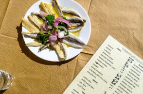 Για μεζεδάκια και τσίπουρα στην Τσιπουροπαγίδα της Φλώρινας