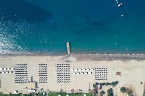 Παραλία στο Ρέθυμνο με καρέκλες και ομπρέλες