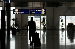 Άτομο με βαλίτσα στο αεροδρόμιο Ελευθέριος Βενιζέλος
