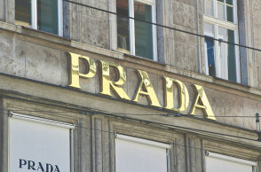 1,5 δισ. ευρώ προσφέρει ο ιταλικός οίκος Prada για την εξαγορά του εισηγμένου στο χρηματιστήριο της Νέας Υόρκης οίκου Versace.