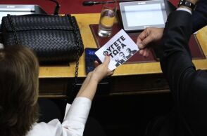 Άγνωστοι πέταξαν τρικάκια στην αρχή της ομιλίας του Κυριάκου Μητσοτάκη στη Βουλή