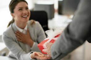 Ποιοι γιορτάζουν σήμερα 17 Μαρτίου 2025; Το εορτολόγιο της Athens Voice σου τους θυμίζει. Μην ξεχάσεις να τους δώσεις τις καλύτερες ευχές σου!