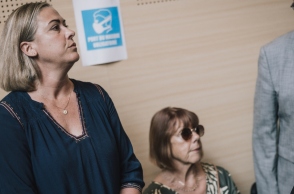 Η Ζιζέλ Πελικό με την κόρη της, στις πρώτες φωτογραφίες τους στα δικαστήρια 