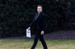 Ο Έλον Μασκ παγώνει τώρα και προσλήψεις στη ΝΑΤΟϊκή βάση στην Ιταλία