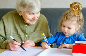 Ένας παιδικός σταθμός και ένα γηροκομείο: δύο γενιές κάτω από την ίδια στέγη