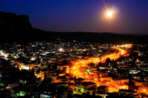 Καλαμπακα: Η πόλη του Θεού στη σκιά των βράχων