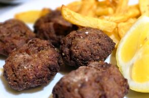 Ο κεφτές του Κατσόγιαννου στη Δραπετσώνα είναι κάτι σαν αστικός μύθος