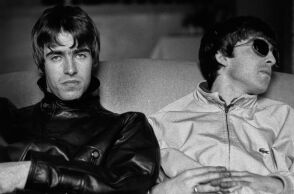 Oasis: Ο Στίβεν Νάιτ, δημιουργός του Peaky Blinders θα καταγράψει το reunion tour του βρετανικού συγκροτήματος σε μουσική ταινία