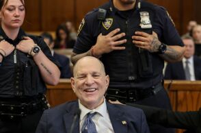 Χάρβεϊ Γουάινσταϊν: Ο έκπτωτος μεγιστάνας του Χόλιγουντ στο δικαστήριο χωρίς δόντια - Επαινεί από τη φυλακή την «Αντισημίτρια της Χρονιάς» Κάντας Όουενς