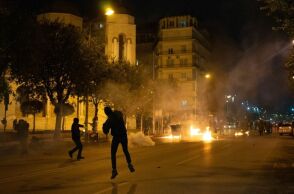 Θεσσαλονίκη: Κουκουλοφόροι επιτέθηκαν με μολότοφ σε διμοιρία των ΜΑΤ - Οι αστυνομικοί τους απώθησαν με χειροβομβίδες κρότου - λάμψης και δακρυγόνα