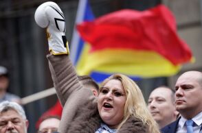 Ρουμανία: Αποκλείστηκε από τις προεδρικές εκλογές η ακροδεξιά υποψήφια Ντιάνα Σοσοάκα - Προηγήθηκε η απομάκρυνση του Καλίν Γκεοργκέσκου