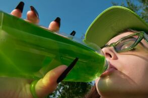 Έρευνα: Πόσο συχνά πρέπει να καθαρίζετε το επαναχρησιμοποιούμενο μπουκάλι για το νερό σας και ποιος είναι ο καλύτερος τρόπος