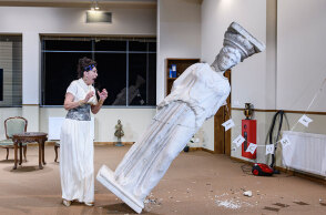 Η Καρυάτιδα: Μια απολαυστική κωμωδία από τον Γιώργο Καπουτζίδη