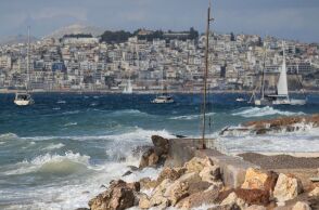 Καιρός: Ανεβαίνει η θερμοκρασία την Πέμπτη, ενώ οι ισχυροί άνεμοι επιμένουν