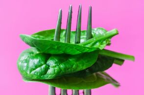 Για χρόνια ακούγαμε ότι τα ωμά λαχανικά είναι τα καλύτερα σνακ, αλλά κάποιοι επιμένουν για ένα συγκεκριμένο - Τι λένε ειδικοί και χρήστες του TikTok