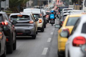 Κίνηση σε πολλούς οδικούς άξονες της Αθήνας