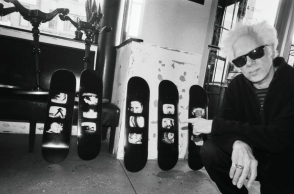 Ο Τζιμ Τζάρμους λανσάρει μια νέα σειρά σκέιτμπορντ με δικές του καλλιτεχνικές φωτογραφίες