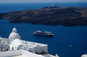Σαντορίνη: Επιστροφή στην κανονικότητα - Έφτασε το πρώτο κρουαζιερόπλοιο