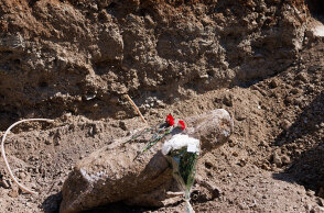 Λουλούδια στο σημείο που βρέθηκε ομαδικός τάφος εκτελεσθέντων από την περίοδο του εμφυλίου πολέμου, στην περιοχή των Συκιών © ΑΠΕ-ΜΠΕ/ΑΧΙΛΛΕΑΣ ΧΗΡΑΣ