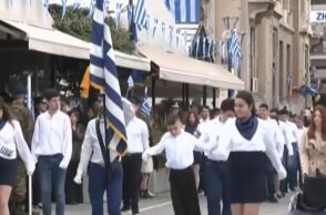 25η Μαρτίου: Μαθητής στη Λαμία σηκώθηκε από το αναπηρικό αμαξίδιο και παρέλασε - Έντονη συγκίνηση στους παρευρισκόμενους