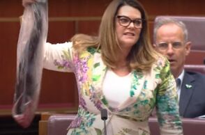 Αυστραλία: Η γερουσιαστής των Πρασίνων, Σάρα Χάνσον-Γιανγκ αποκάλυψε έναν νεκρό σολομό μέσα σε πλαστική σακούλα κατά τη διάρκεια ομιλίας της στο κοινοβούλιο