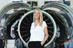 Η HR Director της ΑΕGEAN, Εμμανουέλα Καραμαλή , μπροστά απο ένα αεροπλάνο