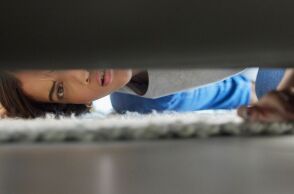 Κάνσας: Μπέιμπι σίτερ που έψαχνε για τέρατα βρήκε άνδρα κρυμμένο κάτω από το κρεβάτι - Συμπλοκή και σύλληψη υπόπτου μετά το σοκ