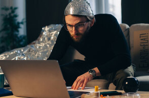 Έχει γίνει η πολιτική ο πόλεμος των τρολς;