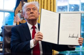 Η Γερμανία ζητά σθεναρή απάντηση στους δασμούς του Ντόναλντ Τραμπ για τα αυτοκίνητα - Δηλώνει ότι δεν θα υποχωρήσει και καλεί σε ευρωπαϊκά αντίποινα